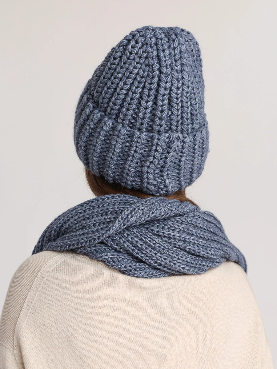 Комплект шапка и шарф синего цвета